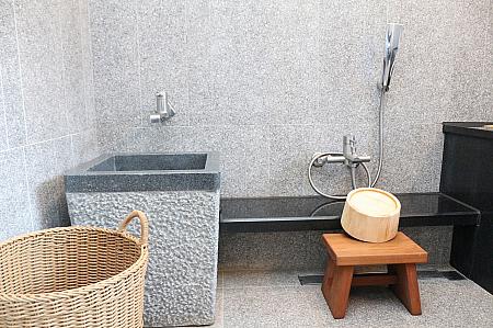 白硫黄泉が室内でも楽しめる独立したバスルーム。窓付きで洗い場も別と、まるで日本！