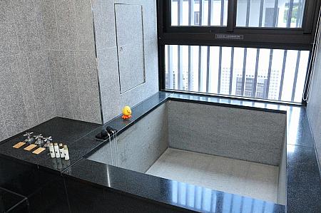 白硫黄泉が室内でも楽しめる独立したバスルーム。窓付きで洗い場も別と、まるで日本！
