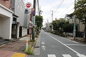 京王線千歳烏山駅南口より徒歩7分。吉祥寺からバスも出ています。