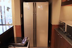 大型冷蔵庫。冷凍庫も広々だから室内の冷蔵庫では事足りない場合にどうぞ。氷もここからご自由に～