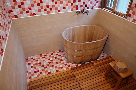 浴室は現代風にリフォームされています