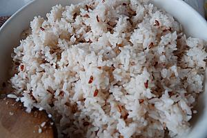 紅もち米とうるち米の混ぜご飯。見た目はお赤飯のよう