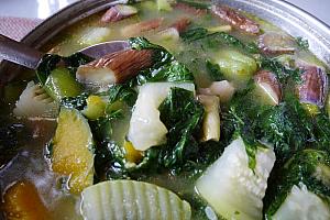 木鱉子(ナンバンカラスウリ)、佛手瓜(ハヤトウリ)の葉、カボチャが入った具だくさんスープ