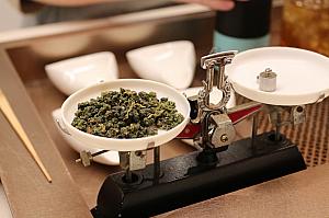 秤で人数分の茶葉を計量。茶葉は100％台湾産です