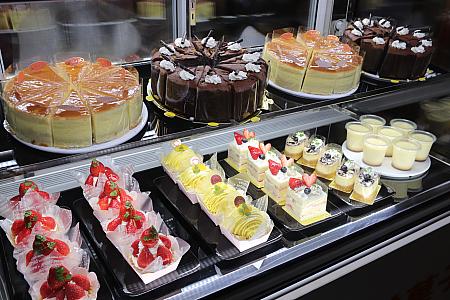 お店に入ってすぐのショーケースに並べられているのは「洋菓子のヒロタ」のケーキ。イートインすると、フルーツを添えてサーブしてくれますよ！