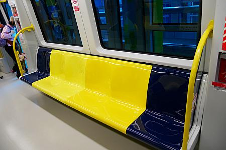 青色は優先座席です。台湾では席を必要としている人に譲る習慣が根付いています。真似したいですね。