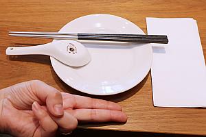 食べやすいように並べられたカトラリー。テーブル端から取り皿まで指2本分のスペースを開けることで落下防止に。細かな気配りのサービスはさすが「鼎泰豊」！