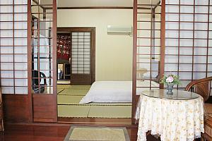 「日本」を感じられるお部屋。ほかにベッドのお部屋もあります