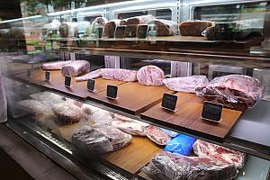 お肉屋さんみたいな冷蔵庫で、お肉の新鮮は一目瞭然