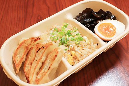 「半半餐盒」130元：餃子(キャベツ)＋ 炒飯＋キクラゲ＋半熟煮卵