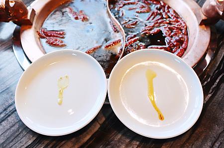 左が重慶でお土産に販売されているお鍋の素のスープ。すぐに脂が固まります。右の麻辣45の和牛脂100％のスープはずっとサラサラとした液体のまま。