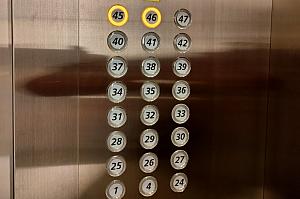 微風信義デパートの4階のレストランフロアにある高層階用エレベーター乗り場から、45～47階の高層レストランフロアへ行けるエレベーターに乗ります。(訪問時はコロナウイルスの感染拡大防止のため、エレベーター利用時には体温測定と手の消毒が必要でした)