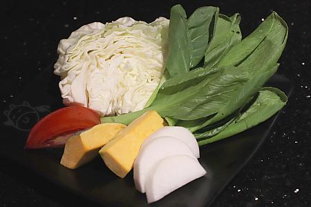 高麗菜(キャベツ)、青江菜(チンゲン菜)、白蘿蔔(ダイコン)、南瓜(カボチャ)、番茄(トマト) がのった綜合蔬菜盤(野菜の盛り合わせ)