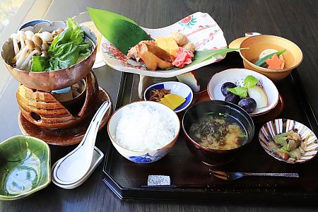 和朝食膳は焼魚に玉子焼き、炊き合わせ、小鉢に湯豆腐などなど豪華絢爛