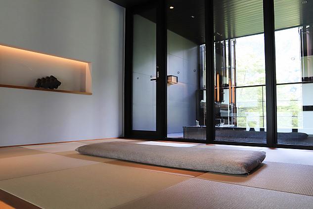 琉球畳が敷き詰められた湯上り処。素足でゴロリ……最高でしょう！