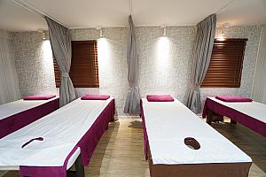 奥の小部屋に並ぶ全身マッサージ用のベッドたち。カーテンで仕切ってくれるので、施術時も安心です