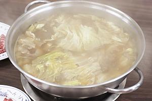 パイナップル、リンゴ、玉ネギなどを長時間煮込んで作り出したスープ。一見何ともないスープに見えますが、見た目以上のおいしさ♡
