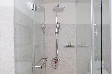 シャワーブースはトイレ＆バスタブから独立しています