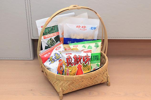 台湾の懐かしのおやつ籠。お菓子はすべて無料ですよ～
