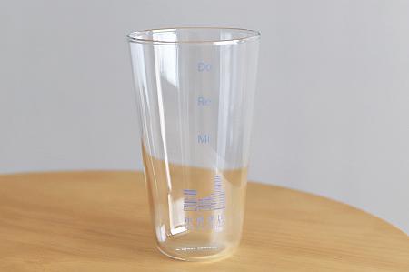 台湾のリサイクルガラスブランド「春池玻璃」のうがい用コップ。水をドレミの文字の高さまで入れるとその音がしますよ～！