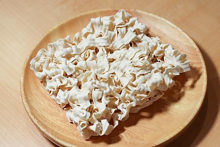 伝統的な細麺タイプは、ほどよい食感とツルンとした喉ごしがマル