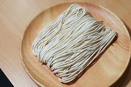 より一層モチモチ食感が感じられる刀削麺は太くてひらひら～
