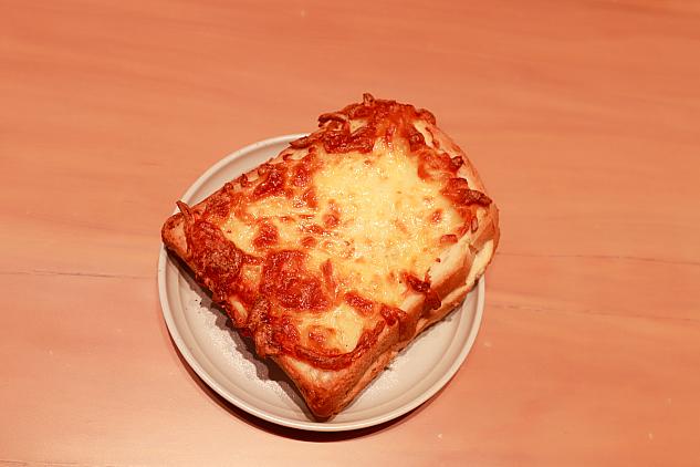 クロックムッシュ「白醬起司火腿三明治」95元は、とろけるチーズがおなかを満たしてくれるボリュームいっぱいの1皿