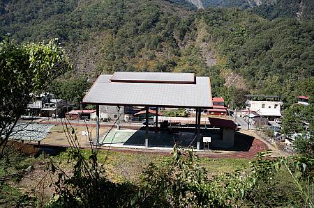 集落に残る古道を歩いて日本統治時代に駐在所があった場所へ。集落を見渡せる高台にあります