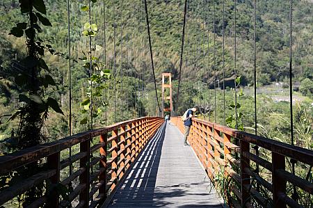 こちらは梅山吊橋。雄大な荖濃溪をまたぐ橋なのですが、地元の人はなんとここを軽トラで走っちゃうそうです……！