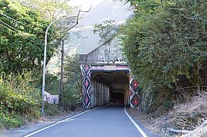馬舒霍爾集落へ続くトンネル