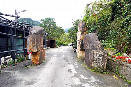 園内入口にある3つの巨石はタイヤル三兄弟の象徴