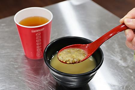 <b>無糖綠茶30元(左)、古早味綠豆湯30元(右)</b><br>無糖の緑茶とほんのり甘いヘ緑豆のデザートスープ