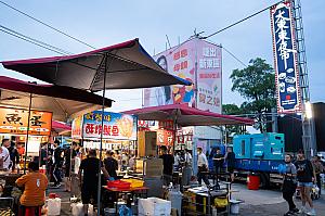 隣接するふたつの夜市。大東東夜市の入り口