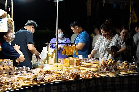 地元民が爆買いしていく菓子パンや肉まんの専門屋台