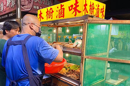 モツや野菜の煮込み料理(滷味)