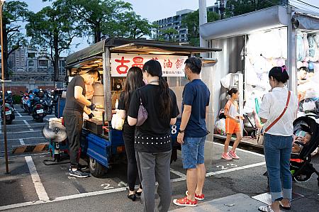 昔ながらのキッチンカーがいい味出しています