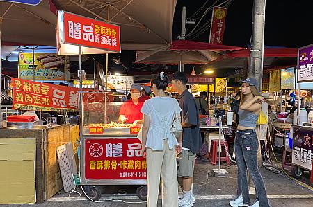 赤い看板が目印の小さな屋台で……