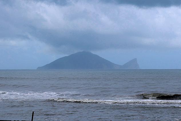 残念ながら台風接近中……と思いきや、雲の合間から覘いた亀は、亀山八景の1つといわれる「神龜載帽(帽子を被った亀)」みたいじゃない？