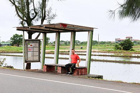 のどかなローカルバスのバス停