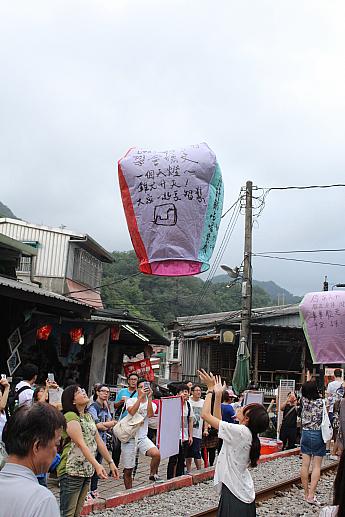 願いをかけて天燈(スカイランタン)を飛ばしましょう！