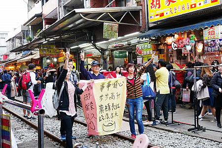 線路の上でのランタン上げは日本ではなかなか体験できません！