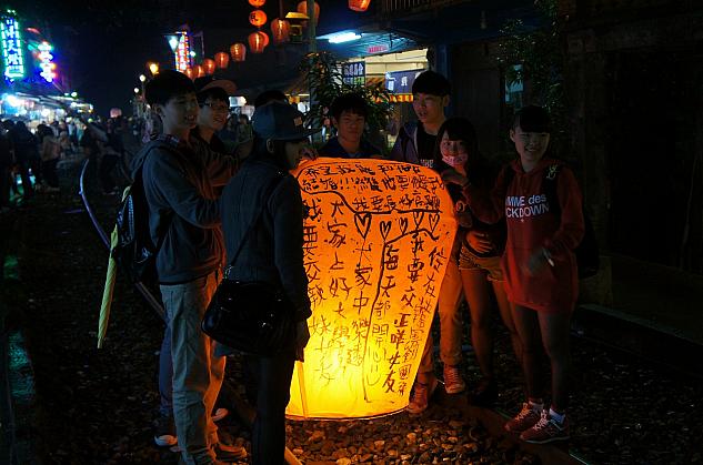 明かりの灯ったランタンが夜空に上がる様子は絶景です！