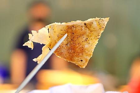 ビッグなネギ焼き、蔥油餅！カットしてくれるから食べやすいのも◎！