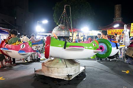 目を見張ったミニ飛行機の乗り物のルール。1回100元、時間無制限。さらにおもちゃもプレゼント!!