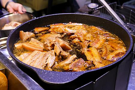 <b>刈包(グァバオ)</b><br>中華まんみたいなバンズに角煮を挟んだ台湾式バーガー。ボリューミーです♪