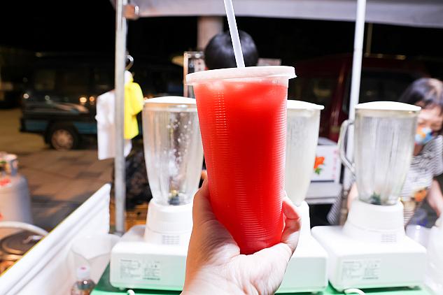 ごめんなさい、ここも店名を失念……ほかにもいろんなフレッシュフルーツジュースを販売してましたよ