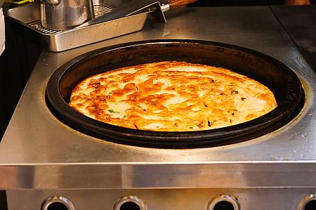 ビッグなネギ焼き、蔥油餅！カットしてくれるから食べやすいのも◎！