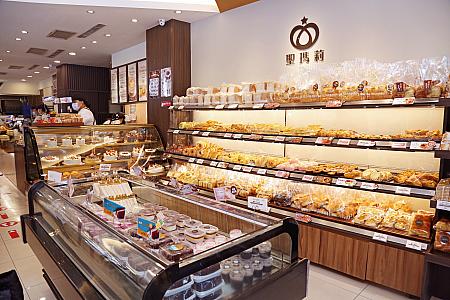 お店の手前がパンやケーキのスペースとなっています