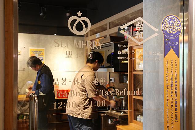 2階へ上がると、カフェの入り口がありますよ。店内は落ち着いた雰囲気
