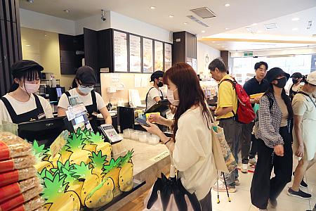さすが駅前、永康街からも近い、とあって店内は常ににぎわっています！